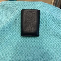MEN’s Luxe COACH black leather tri fold wallet. In excellent condition.
