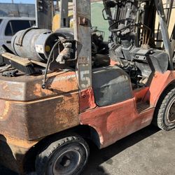 Toyota Forklift (FOR PARTS ONLY)
