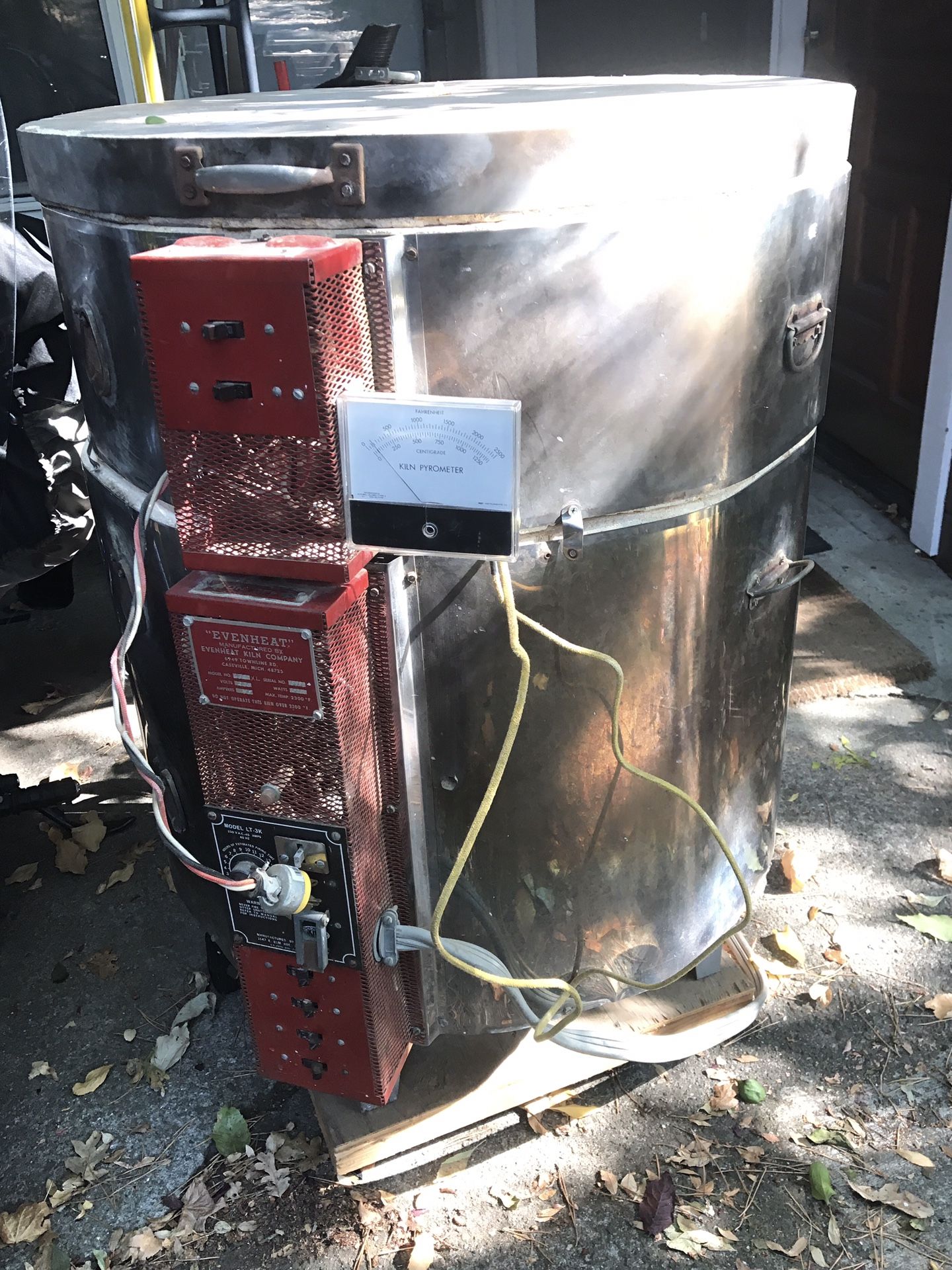 Evenheat model 6320XL Pottery Kiln & Many Pottery Accessories / Supplies
