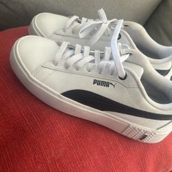 Women’s size 7 puma