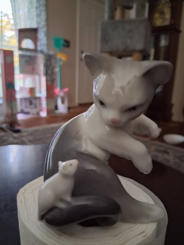 Lladro - Kitten With Mouse On Her Tail