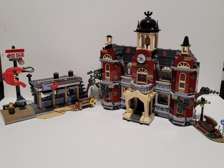 LEGO Hidden Side 70422 Shrimp Shack & 70425 Haunted High School