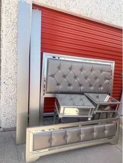 Se vende respaldo de Cama Queen con 2 mesitas de noche de vidrio tiene detalles como se muestra en la foto se vende por $180 por todo