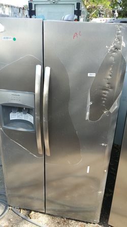 New. Scratch and dent refrigerator