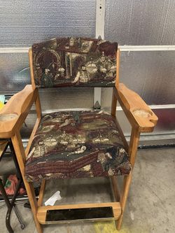 2 Billiards Chairs With Table