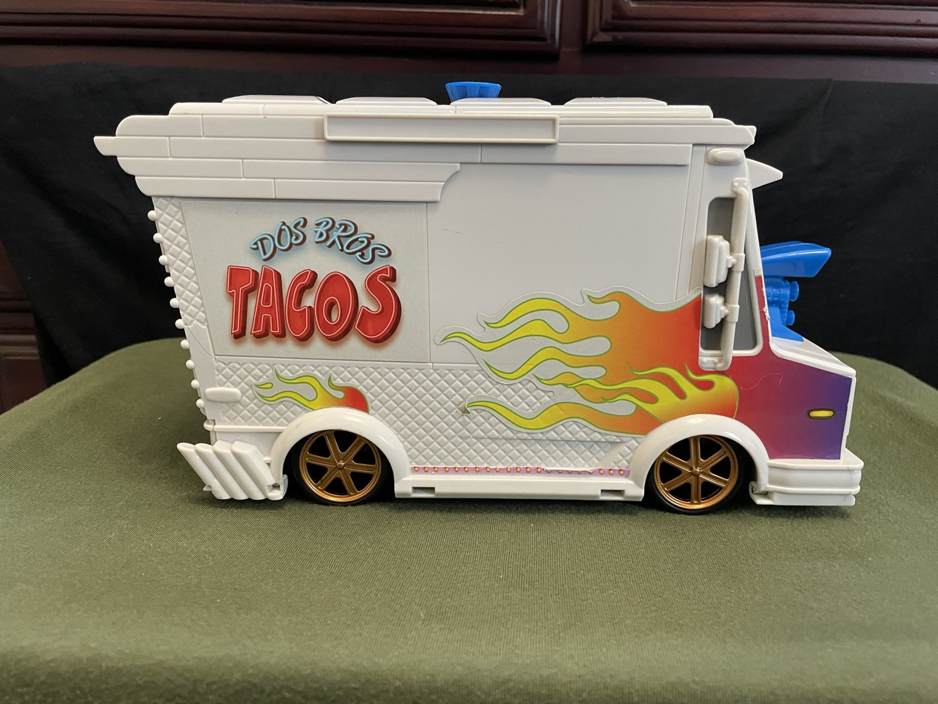 DREAMWORKS MOVIE TURBO DOS BROS.TACOS TURBO RACERS DELUXE PLAYSET