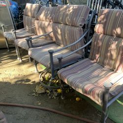 Tengo Sillas De Aluminio Y De Metal Para Patio $10 Cada Una