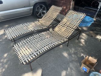 Outdoor Patio Lounge Chairs & Umbrella 