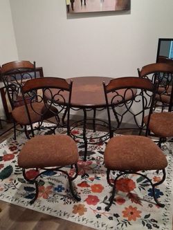 Dining room table and 4 chairs