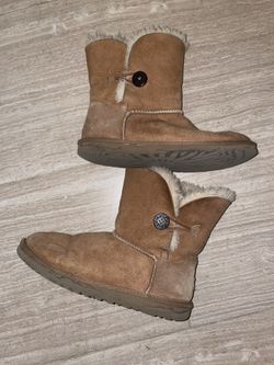 Woman’s Uggs Size: 6