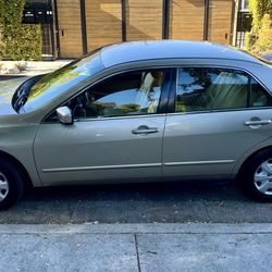 2004 Honda Accord 4D Sedan Automatic 80,000 original miles. Great operating condition, cold A/C, electric windows, VIN number in pics