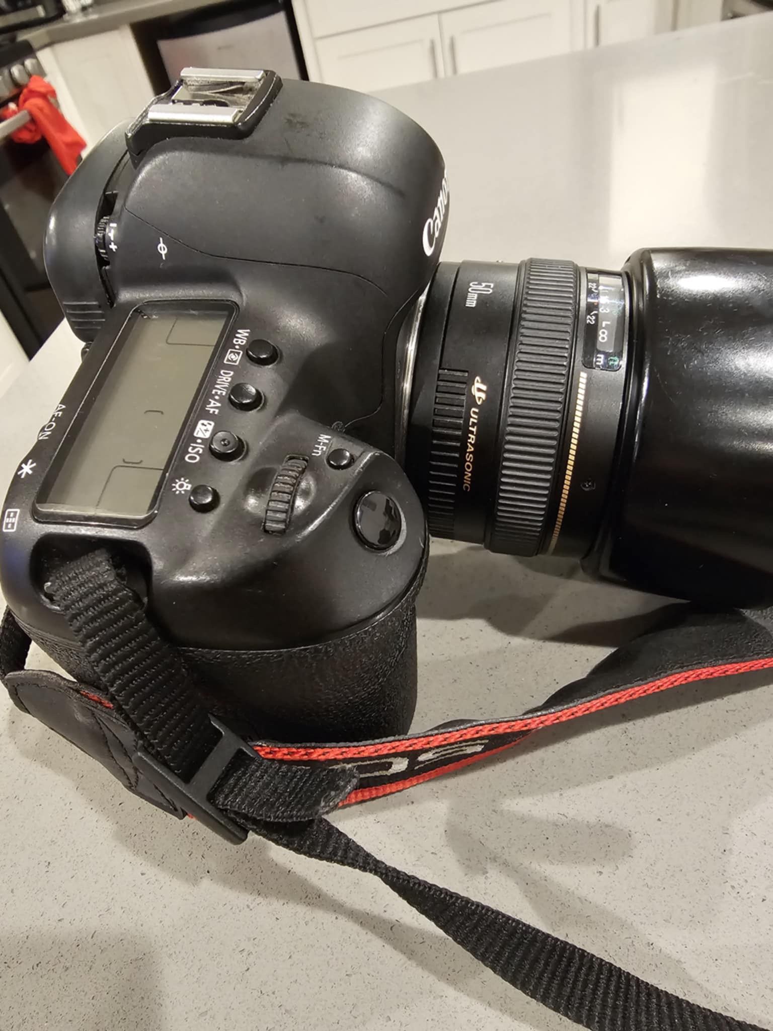 Canon 5D Mark Iv Megapixeles Good Condition +lens 50mm - Main Image