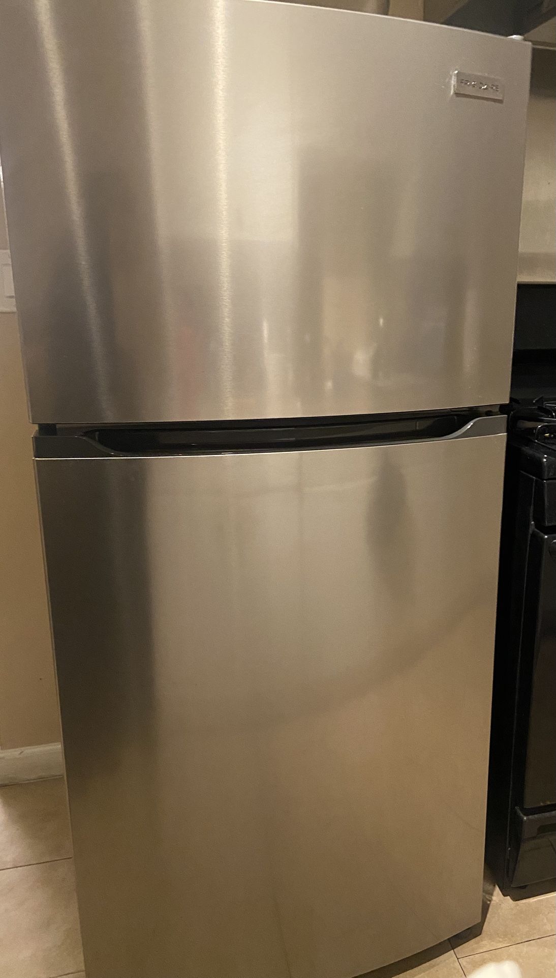 Frigidaire - 27.6 in. 14 cu. ft. Top Freezer Refrigerator