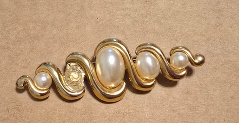 Pearl inspired Brooch