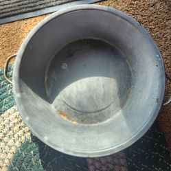 Large Galvinzed Gray Pan With Handles