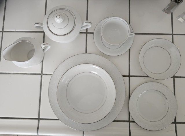 Fashion Manor Lady Elegant Fine China 8 Place Settings. Made In japan