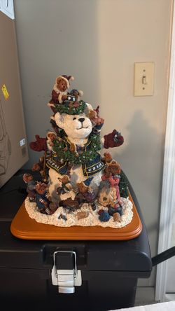 Boyd’s Bears Winter Sculpture