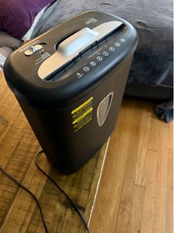 Paper Shredder -8 Sheet -Black 20 lb Capacity