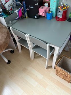 Kids work desk with chairs