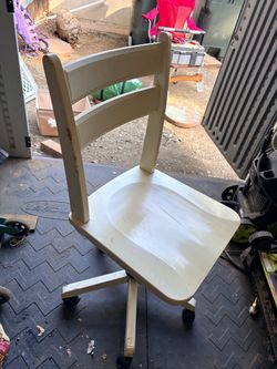 Desk Chair (Swivels and adjustable height)