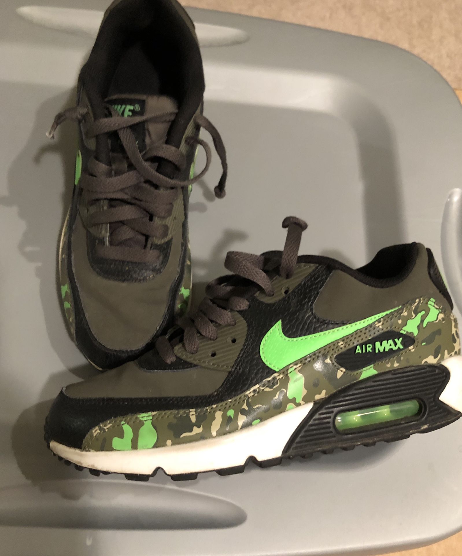 Boys Nike shoes size Y6