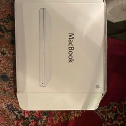 MacBook Laptop Model A1181 / 2007
