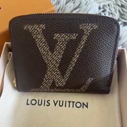 Authentic Louis Vuitton Zippy Wallet