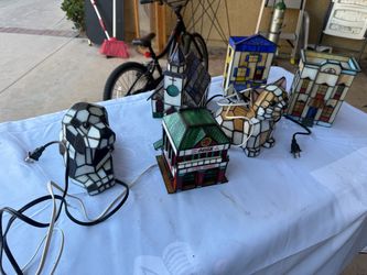 Stainglass lot houses/dog / cat light up