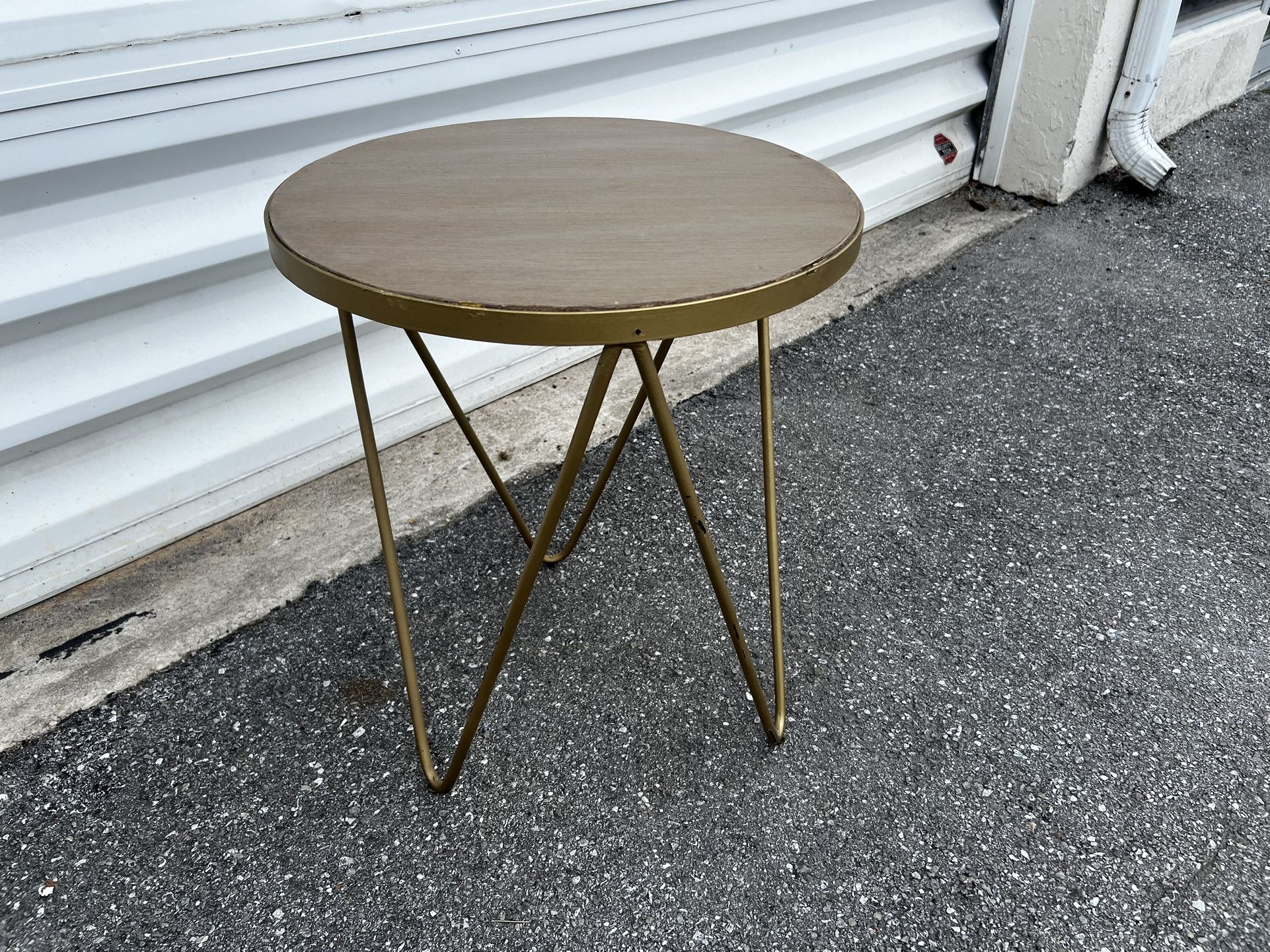 Modern Gold Metal BaseRound WoodenSide AccentTable! Good condition! 20x20x24in