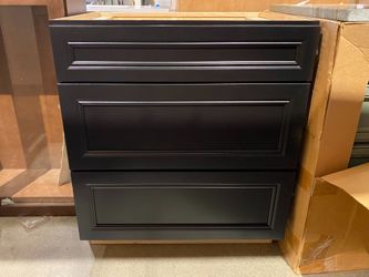 NEW! KRAFTMAID Momentum 30″ 3-Drawer Lower Cabinet, Black