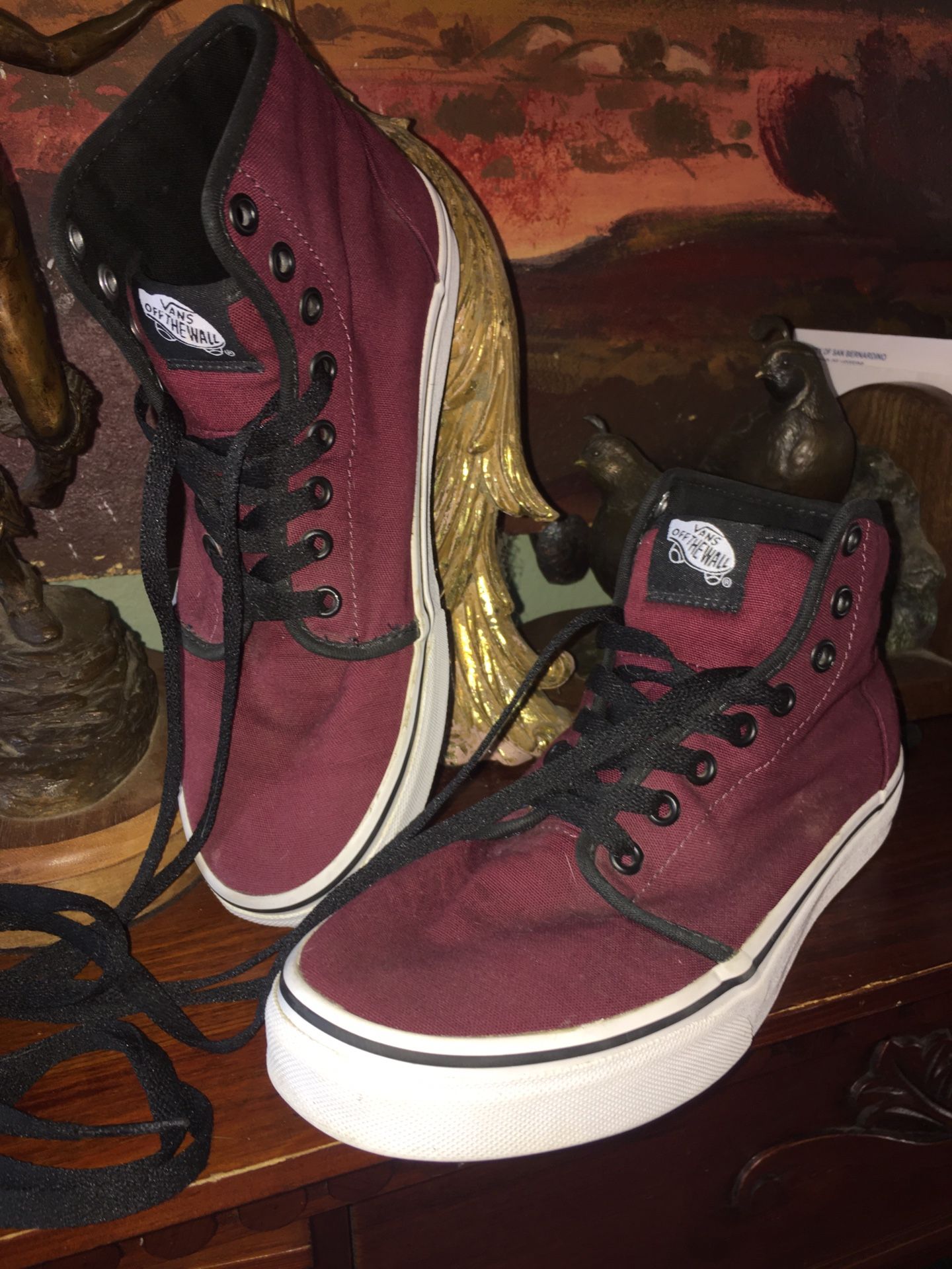 Vans of the wall cool burgundy semi new shoes in perfect clean condition size men’s 6 women’s 8