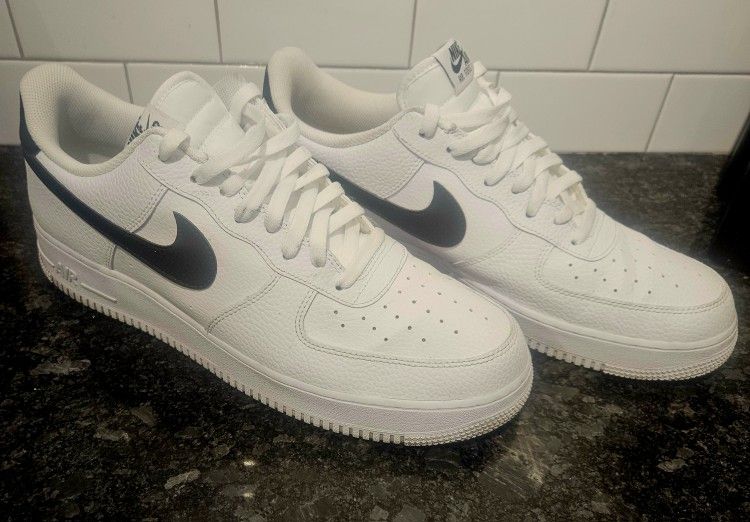 NIKE AIR FORCE 1 WHITE AND BLACK MENS SIZE 15