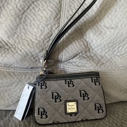 Brand New Dooney & Bourke Wristlet - PICKUP IN AIEA - I DON’T DELIVER - PRICE IS FIRM - NO LOW BALLERS 