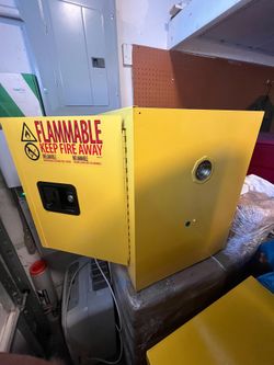 Flammable cabinet, 4 Gallons