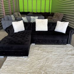 Like New Small Sectional Sofa Couch (DELIVERY AVAILABLE)