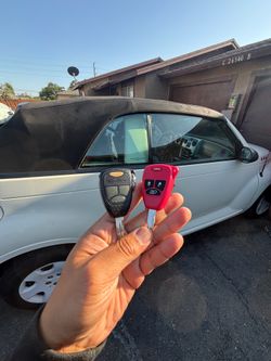 Car keys and remotes / llaves y control para auto