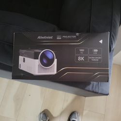 Alwtniet Projector
