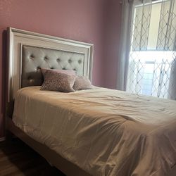 Sophia Vergara Queen Bedroom Set