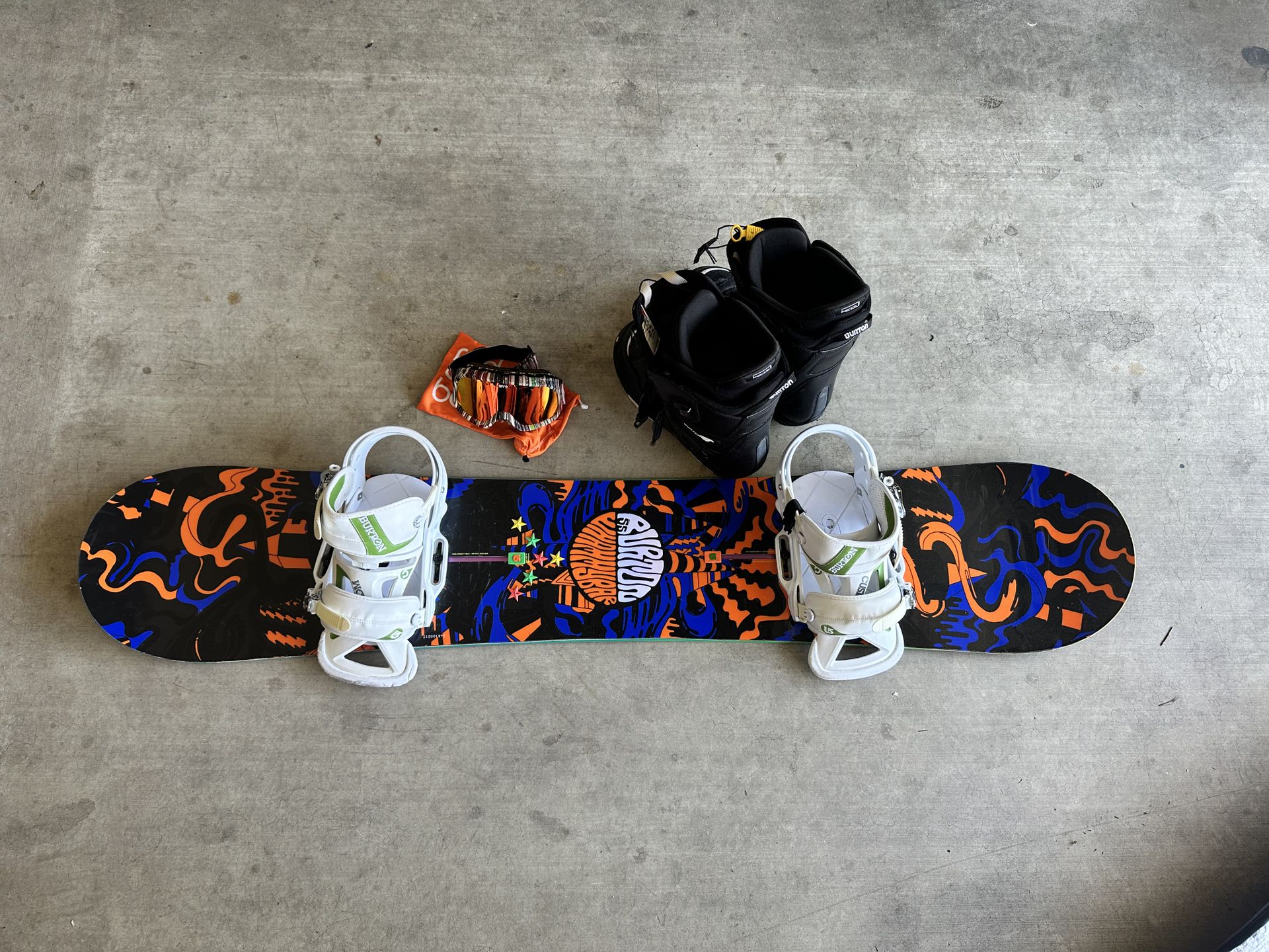 Burton Whammy Bar Flying V Reverse Camber Snowboard Setup + 2 Bindings + 2 Boots + Goggles + Bag