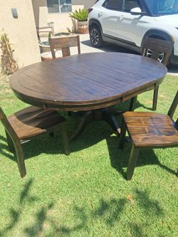 Adjustable Kitchen table 4 ft x4ft 4 chairs included