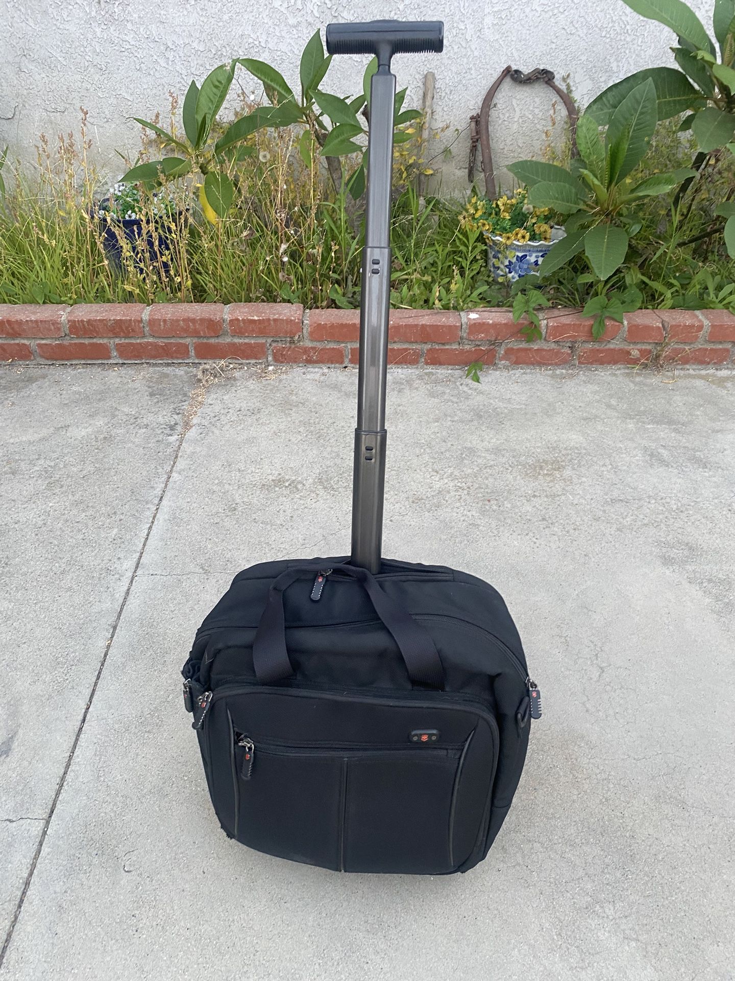 VICTORINOX Swiss Works Wheeled Tote Bag 16 x 16 x 8 Carry-on Padded Luggage
