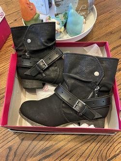 Women’s Boots Size 8.5