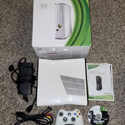 WHITE XBOX 360 CONSOLE WITH VIDEO GAME & CONTROLLER