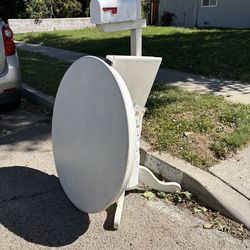 Free round white table