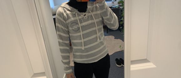 Sweatshirt - Coconut Creek - Size small - Women