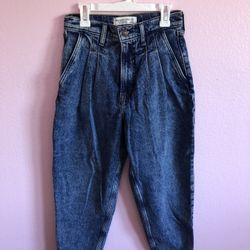 Abercrombie and Fitch 80’s Mom Jean Ultra High Rise