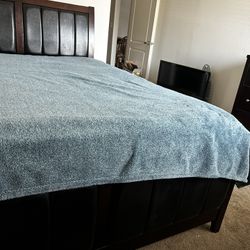 Semi New Bed Frame/ Recámara Semi Nueva 