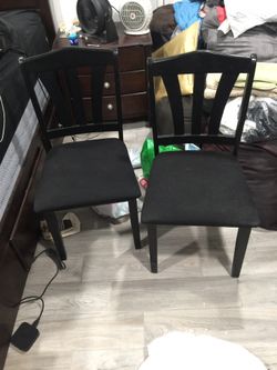 Like new !! Pair of dining chairs set of 2 black.