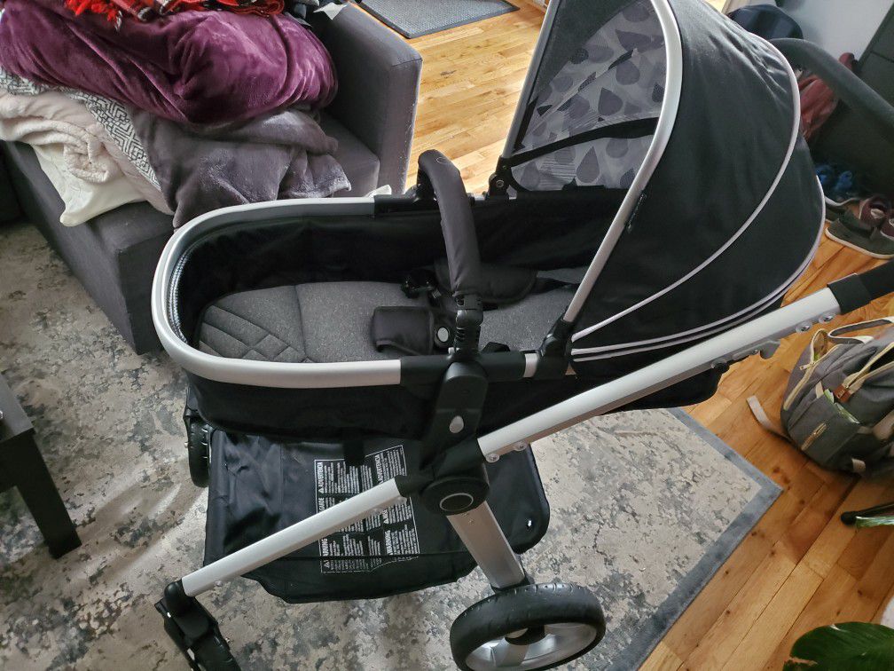 Infant carseat, stroller and bassinet set
