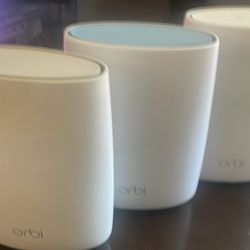 Orbi mesh WiFi router 1 rbr50 2 rbs50 satellites